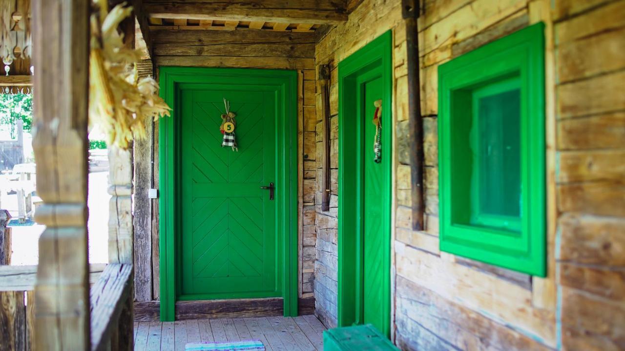 Iz De Maramures Rural Hotel (Adults Only) Surdesti  المظهر الخارجي الصورة
