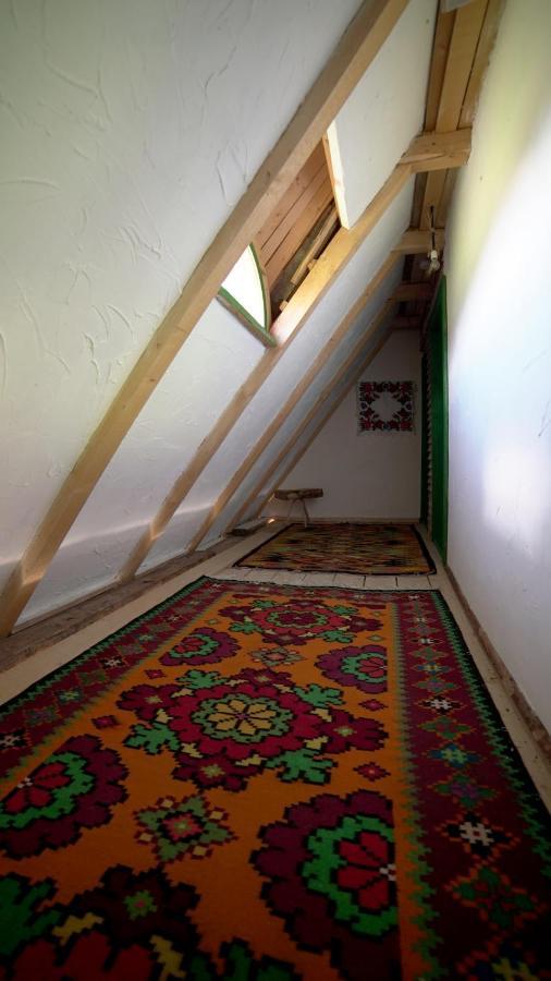 Iz De Maramures Rural Hotel (Adults Only) Surdesti  المظهر الخارجي الصورة