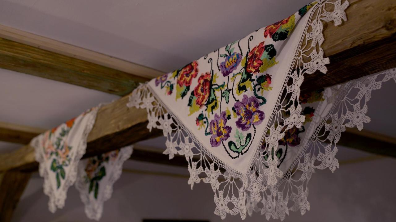 Iz De Maramures Rural Hotel (Adults Only) Surdesti  المظهر الخارجي الصورة