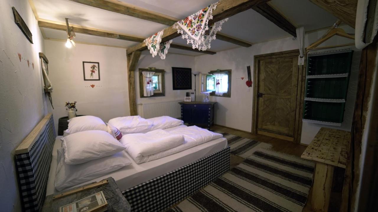 Iz De Maramures Rural Hotel (Adults Only) Surdesti  المظهر الخارجي الصورة