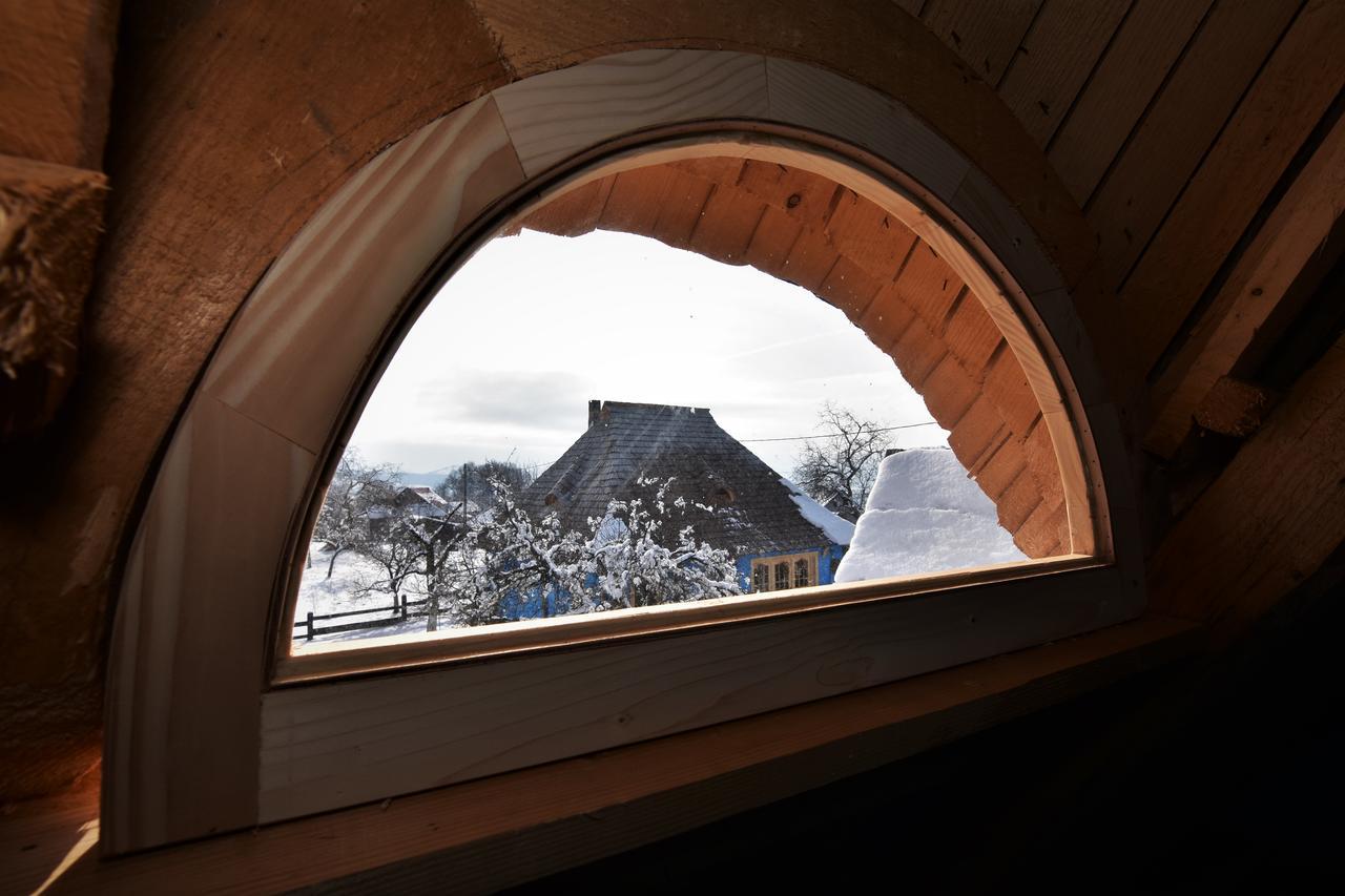 Iz De Maramures Rural Hotel (Adults Only) Surdesti  المظهر الخارجي الصورة